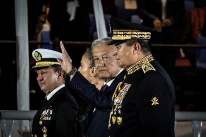 El presidente Andrés Manuel López Obrador saluda durante la ceremonia del Bicentenario de la Independencia de México, el pasado lunes.