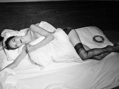 Eugenia Silva, puro 'vamp', sobre una cama de Hästens, con 'culotte' La Perla, medias Magpie Vintage y zapatos Pedro del Hierro