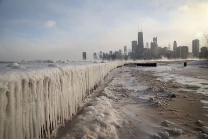 Temperaturas g&eacute;lidas congelan el Lago Michigan, en Chicago. 