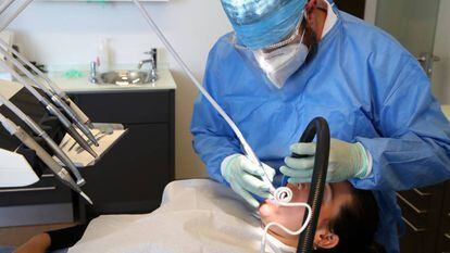 Un dentista atendiendo a una paciente, en una imagen de archivo.