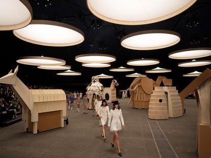 Varias modelos muestran los diseños de la alta costura de Chanel, el 24 de enero de 2023 en París.