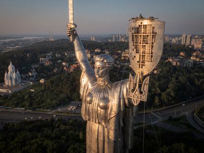 Un grupo de operarios sustituye el escudo de armas soviético del monumento a la madre patria en Kiev por el ucranio, el pasado 6 de agosto.