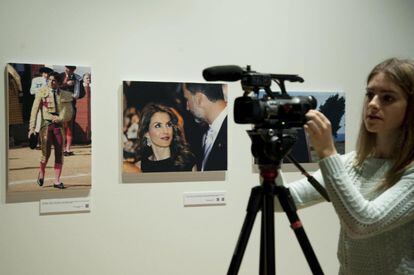 Una periodista enregistra imatges de l'exposició 'Costa Brava. Glam and click'.