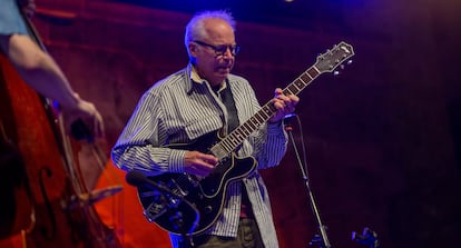 Bill Frisell, durante su actuación en San Sebastián este domingo, que cerró el festival Jazzaldia.