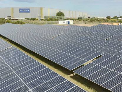 Las instalaciones fotovoltaicas de la planta de Stellantis en Zaragoza.