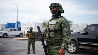 Elementos del Ejército hacen guardia afuera de las instalaciones forenses de Matamoros (México), el pasado 7 de marzo.