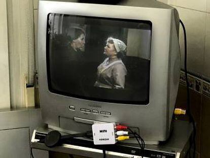 Amb el petit connector i un aparell d'estil del Chromecast o l'Apple TV, es poden veure en una tele vella les sèries de Netflix (en la imatge, una capítol de 'Downton Abbey'), HBO o Yomvi.