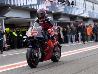 El piloto Marc Márquez, ya expiloto de Honda, se sube por primera vez a la Ducati en el Ricardo Tormo de Cheste (Valencia).