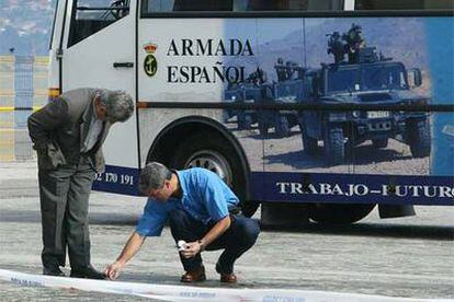 Dos policías examinan el lugar del suceso.