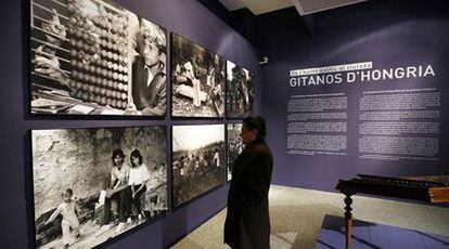 Un visitante ante fotografías de la exposición sobre los gitanos húngaros en el Museo de Etnología.