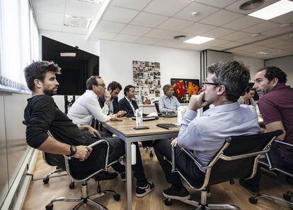 Gerard Piqué acude regularmente a las reuniones de su empresa. Los días previos a la celebración de la Copa Davis aumenta la actividad.