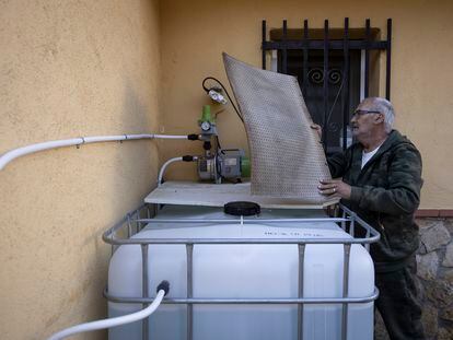 En la imagen, Antonio Parralejo, vecino de Can Ros (Cabrera d'Anoia) junto al depósito de agua que se ha instalado para evitar los cortes.
