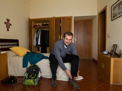 Xavier Novell, en su habitación del obispado de Solsona, en 2012.