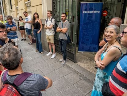 Varios candidatos del 'casting' de 'Pasapalabra' esperan en la puerta trasera del museo Thyssen.