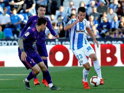 Mikel Vesga, del Leganés, pugna con Hugo Mallo y Iago Aspas.