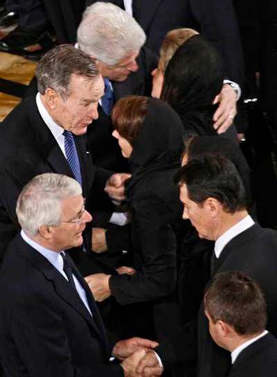 De arriba hacia abajo: Bill Clinton abraza a Naína, viuda de Borís Yeltsin; el ex presidente George Bush saluda a Tatiana, hija del mandatario fallecido, y el ex primer ministro británico John Major saluda a un asistente sin identificar.