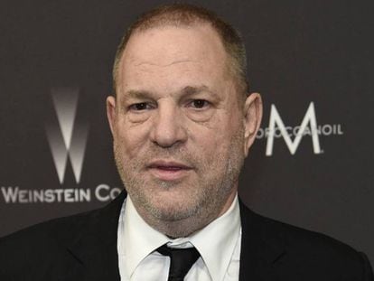 Harvey Weinstein, en los Globos de Oro de 2017. En vídeo, una escultura para denunciar el comportamiento de Weinstein.