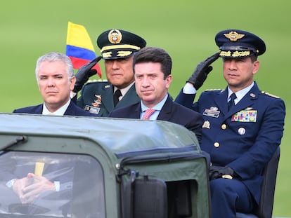 El presidente de Colombia, Iván Duque y el ministro de Defensa, Diego Molano, en una ceremonia militar, en Bogotá, el 22 de julio de 2022.