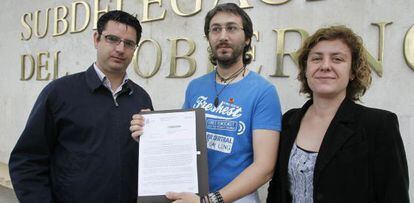 El miembro de IU Juan Antonio Aguilar, flanqueado por la parlamentaria Alba Doblas y el coordinador de IU, Pedro García, durante la presentación de la denuncia contra el Gobierno en abril.