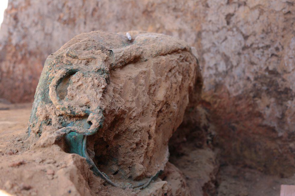 Así se desenterró el primer caldero de bronce que apareció en el Turuñuelo. 
