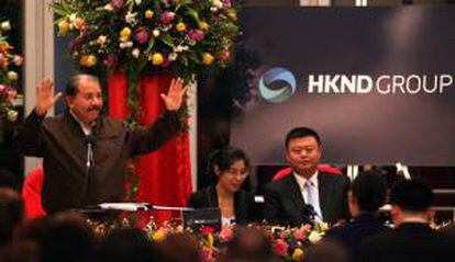 En la imagen, el mandatario de Nicaragua, Daniel Ortega (i), participa junto al presidente de la compañía china HK Nicaragua Canal Development Investment Co. Limited (HKND Group), Wang Jing (d) en una ceremonia en la Casa de los Pueblos en Managua (Nicaragua). EFE/Archivo