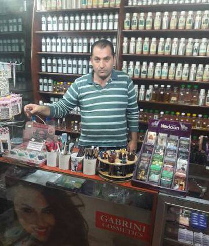 Taufiq Touma, de regreso en su perfumería en Alepo.