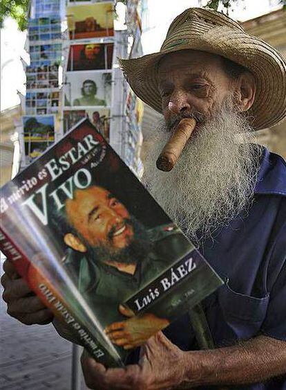 Un hombre lee un libro sobre Castro en La Habana en 2007.