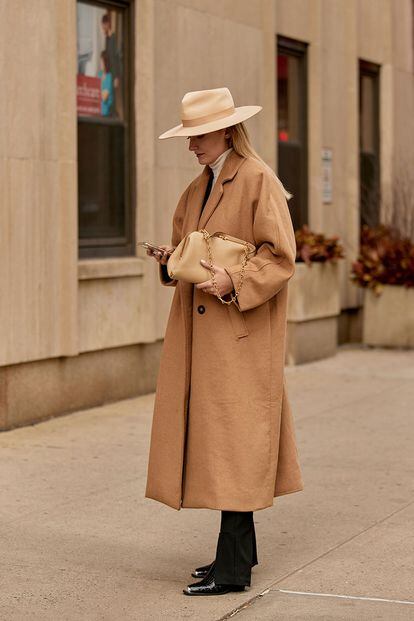 Añade un toque diferenciador. Un sombrero, una bufanda o un bolso de mano pueden suponer el detall definitivo para hacer de un look cualquiera uno especial.