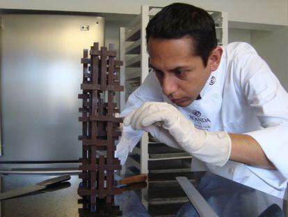 Juan Pablo Cortés fabricando una figura de chocolate.