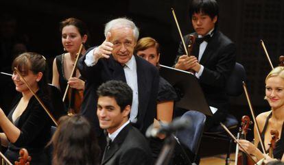 El director Pierre Boulez dirigint l'Orquestra de l'Acadèmia, al Festival de Lucerna.