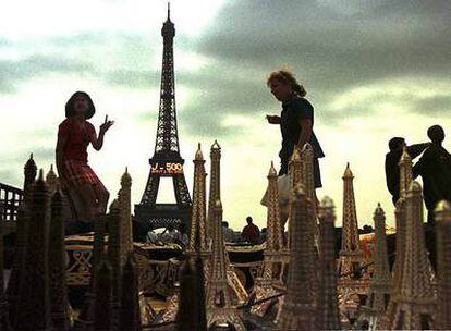Colección de pequeñas 'torres eiffel' en ña plaza del Trocaderp de París. Al fondo , la verdadera torre, que anuncia 500 días para el año 2000
