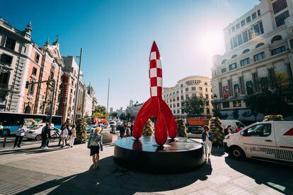 Reproducción del cohete del viaje de Tintín a la luna, entre las calles Alcalá y Gran Vía de Madrid.