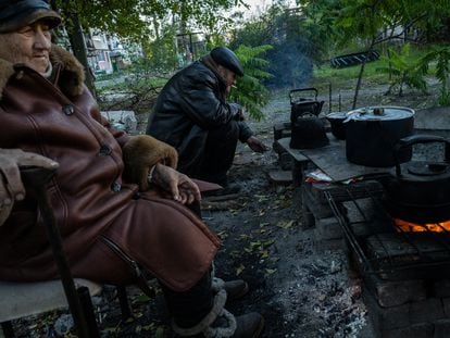 Habitantes de la ciudad de Liman, en Donetsk, cocinaban en la calle el día 16 tras la destrucción de las tuberías de gas.
