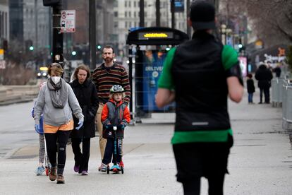 Familias paseando por Chicago el sábado por la tarde cuando han cerrado los parques.