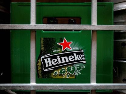 Un contenedor de botellas de cerveza Heineken en un restaurante de Singapur. 