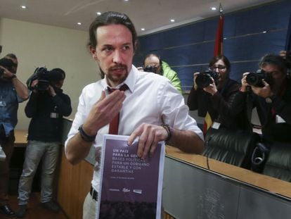 El l&iacute;der de Podemos, Pablo Iglesias, con su programa, el lunes.