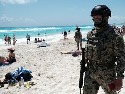 Un elemento de la Marina patrulla la playa Gaviota Azul durante las vacaciones de primavera en Cancún (México).