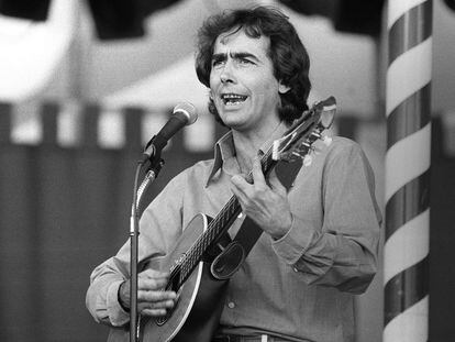 Actuación de Joan Manuel Serrat en el teatro del Parque de Atracciones de Madrid, en septiembre de 1983.