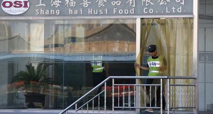 Un hombre sale de la proveedora de comidas c&aacute;rnicas Shanghai Husi Food.
