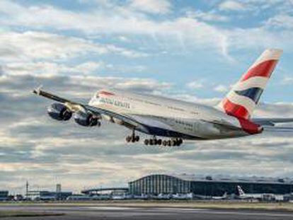 Un avión de British Airways toma tierra en el aeropuerto londinense de Heathrow, con la terminal 5 de fondo.