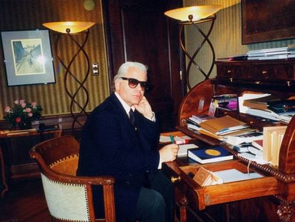 Karl Lagerfeld trabajando en su escritorio en 1995.