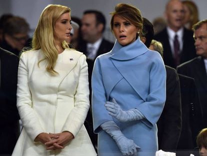 Melania Trump, de azul, junto con la primog&eacute;nita de Ivanka Trump.