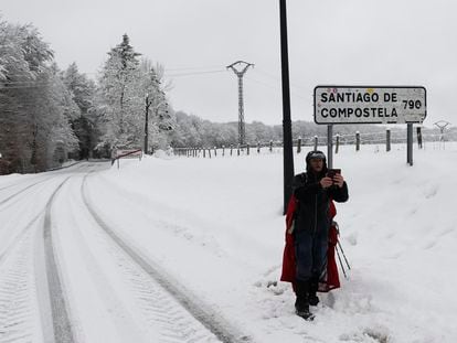 Un peregrino hace el camino por la carretera de Roncesvalles (Navarra) porque la nieve le impide transitar por el original.