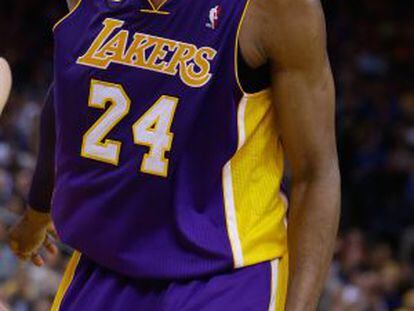 Kobe Bryant protesta en el partido ante Golden State.