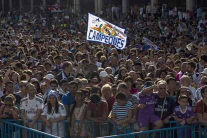 Aficionados del Real Madrid esperan la llegada del equipo madridista a la plaza de Cibeles.