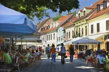 Cafés y terrazas en la calle Radiceva, en Zagreb.