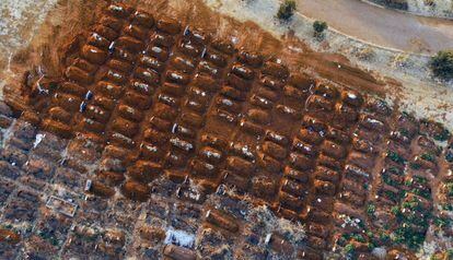 Tumbas recientemente excavadas en un cementerio de Johannesburgo (Sudáfrica).