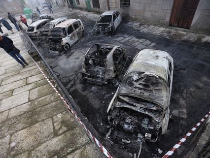 Casi una treintena de turismos quemados esta madrugada en Tui (Pontevedra) como consecuencia de actos vandálicos. EFE/Sxenick