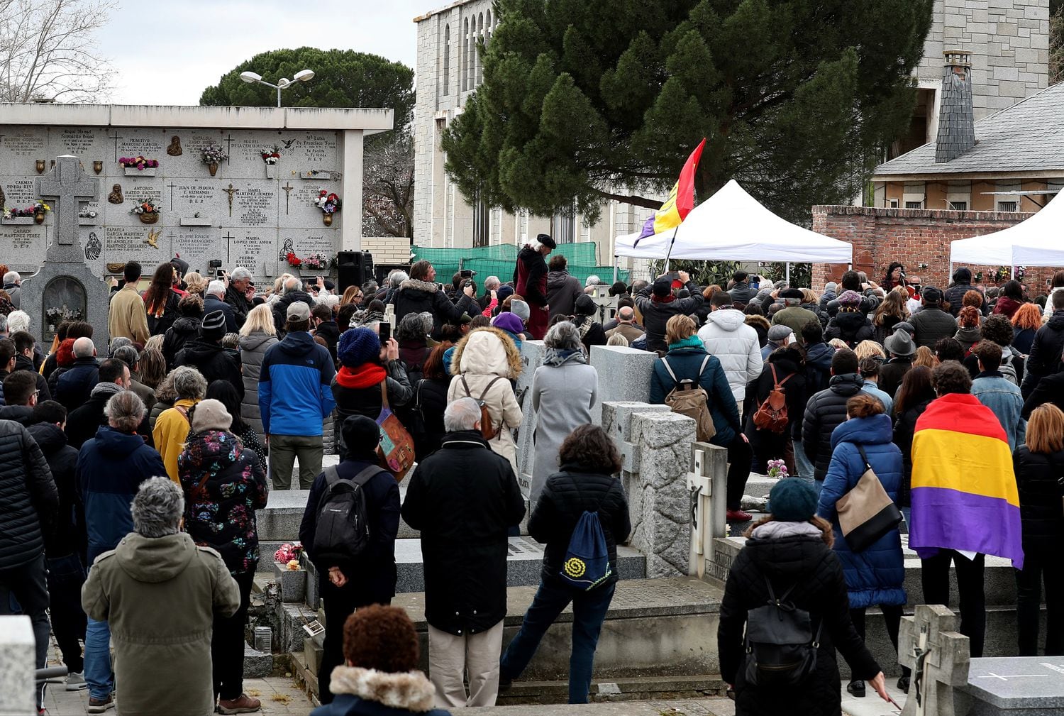 Recital de poesía en el cementerio de La Almudena en protesta por la decisión del Ayuntamiento de Madrid de retirar el memorial a los fusilados, este domingo.