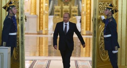 El presidente Vlad&iacute;mir Putin a su entrada a un sal&oacute;n del Kremlin, el martes.